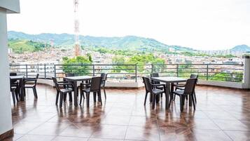 Family Room | Outdoor dining