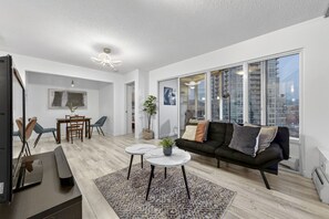TV - Beautiful 2 Bedroom Apartment Downtown Vancouver (Vancouver)