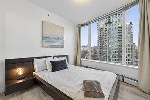 Desk, WiFi, bed sheets - Beautiful 2 Bedroom Apartment Downtown Vancouver (Vancouver)