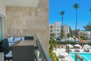 Outdoor dining - Perfect 3-bedroom condo on 3rd level with elevator in Los Corales
Navio II A-301 (Los corales)