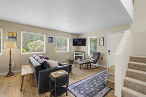 TV - Beach Please | Hot tub and Dog Friendly Sleeps 8 (Rockaway Beach)