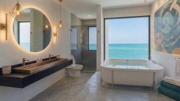 Bathtub dan shower terpisah, perlengkapan mandi gratis, dan handuk