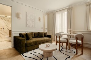 Living area - Leon Hotel-pigalle/suite-14 (Paris)