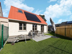Outdoor dining - Holiday Home in Koksijde Near Sandy Beaches (Koksijde)