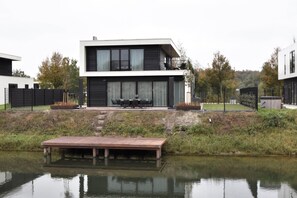 Exterior - Luxury 10p Villa on the Water Near Harderwijk (Zeewolde)