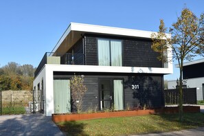 Exterior - Luxury 10p Villa on the Water Near Harderwijk (Zeewolde)