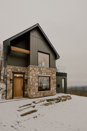 Exterior - Chalet le rifugio with spa and mountain views (Notre-Dame-des-Bois)