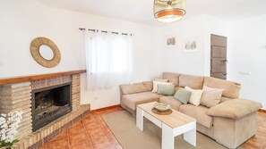 TV, fireplace - Villa Los Labrados Sayalonga by Ruralidays (Málaga)