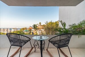 Outdoor dining - Vista Mar Amapas - Tranquility Near Los Muertos Beach and Romantic Zone (Puerto Vallarta)