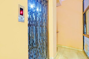 Interior - Deluxe Hotel O Karimnagar (Karīmnagar)