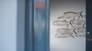 Eine Wand mit Fischdekor.
