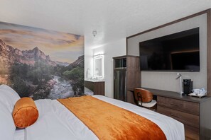 标准双人房, 1 张特大床和 1 张沙发床, 泳池景观 | 办公桌、笔记本电脑工作区、熨斗/熨衣板、免费 WiFi