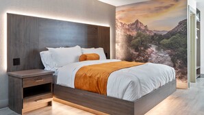Un dormitorio moderno con cama, mesitas de noche y un gran mural en la pared.