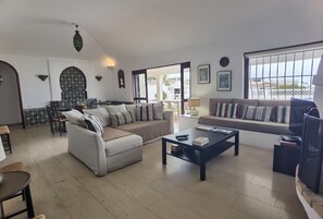 TV - TP Maria Luisa dos Olhos Villa - Private Pool and Beach (Olhos de Água)