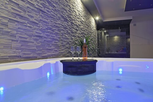 Vacation home with private wellness area and fenced garden in a quiet location.