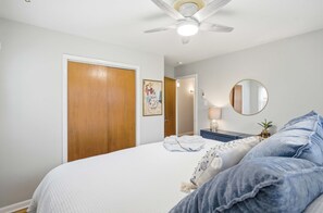 3 bedrooms, iron/ironing board, travel cot, WiFi - Modern Home • Sleeps 6 • Near Downtown & Mizzou (Columbia)