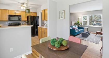 Modern Home • Sleeps 6 • Near Downtown & Mizzou