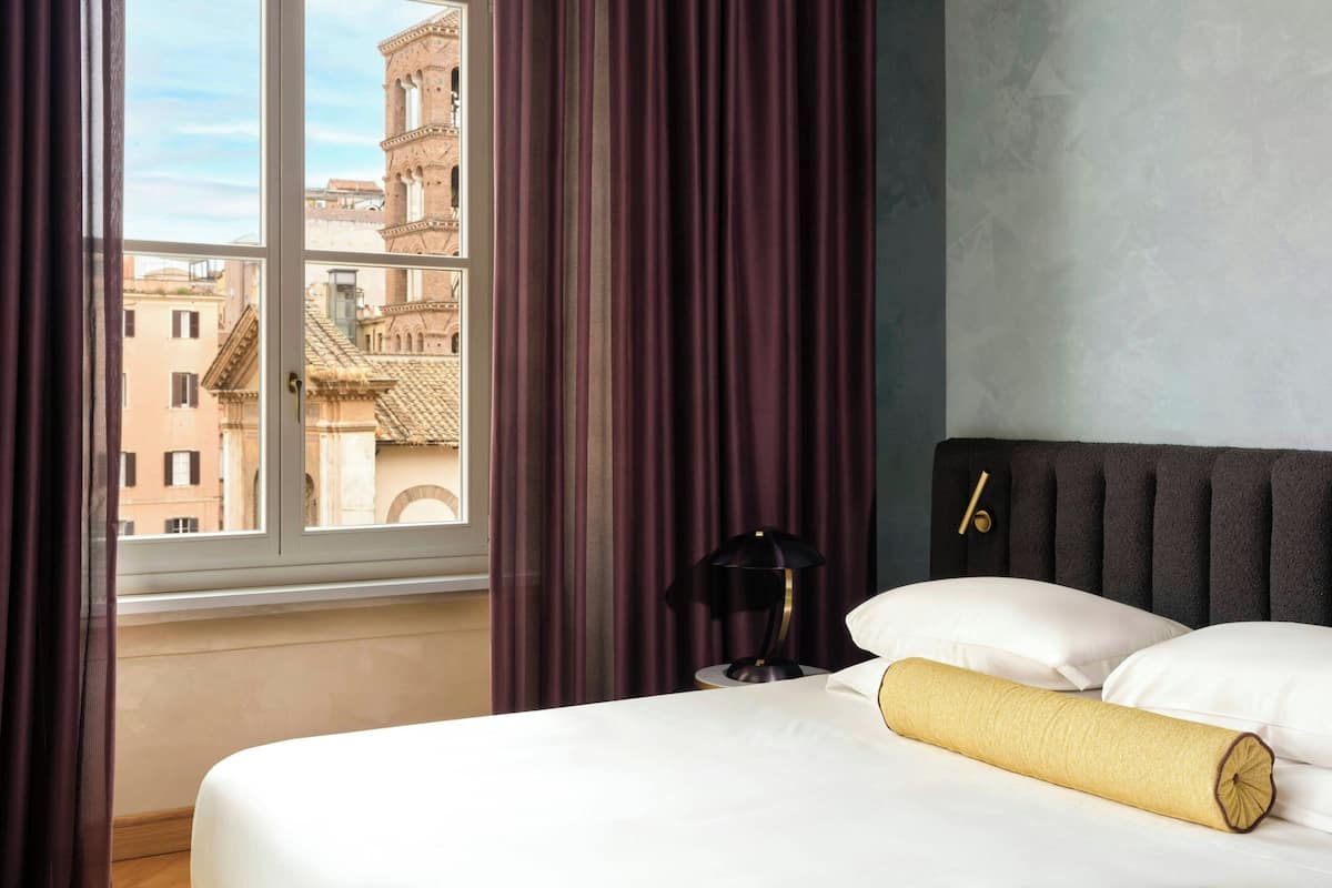 Suite junior, 1 cama King size y sofá cama, vista a la ciudad | Ropa de cama de alta calidad, edredón y camas con efecto memoria 