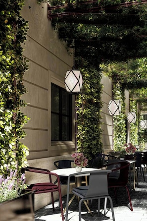 2 restaurants, breakfast, lunch, dinner served; Italian cuisine