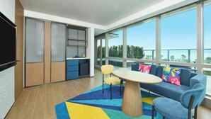 Suite, 1 kingsize-seng, terrasse, delvis sjøutsikt | Oppholdsområde