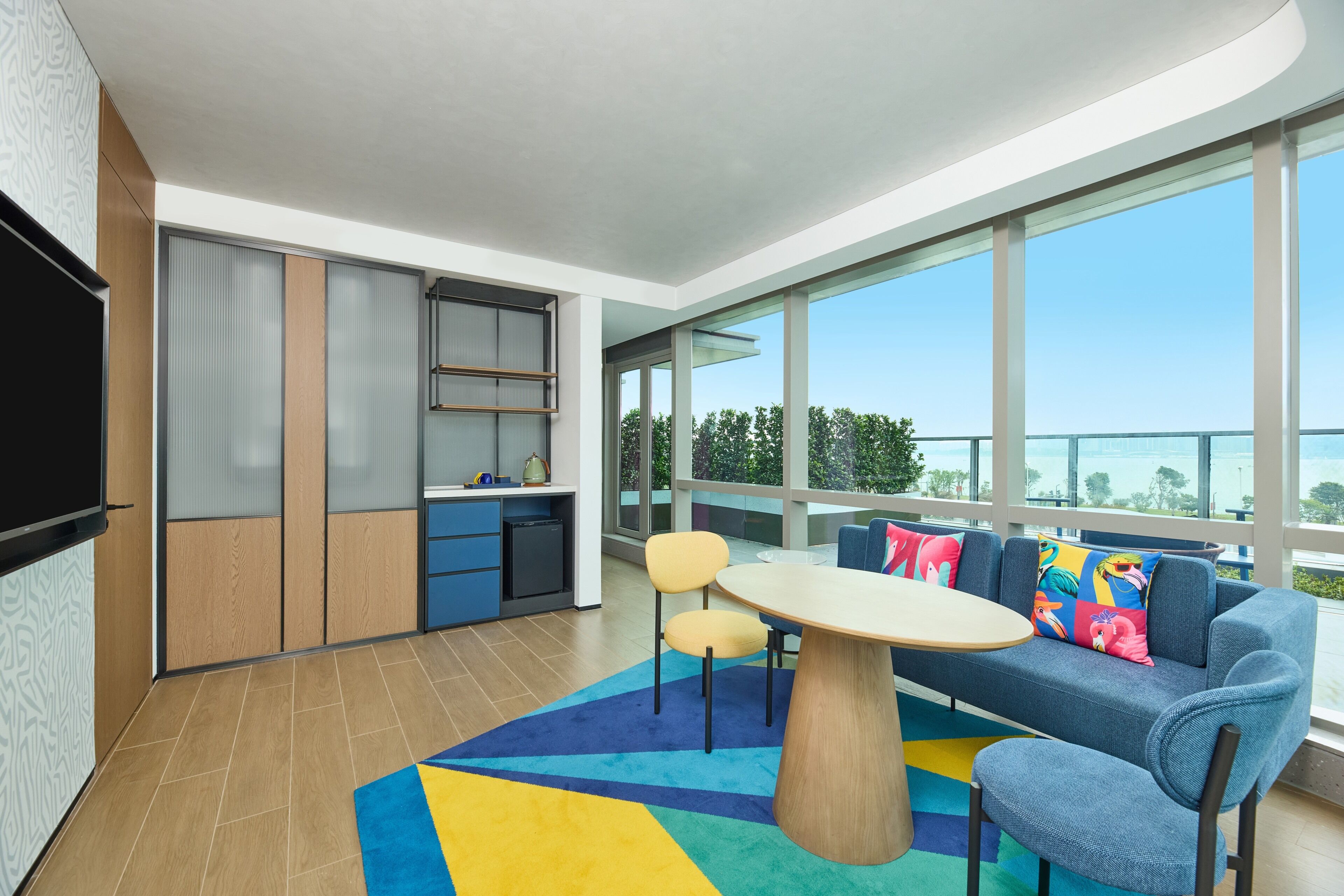 Suite, 1 très grand lit, terrasse, vue partielle sur la mer | Coin séjour