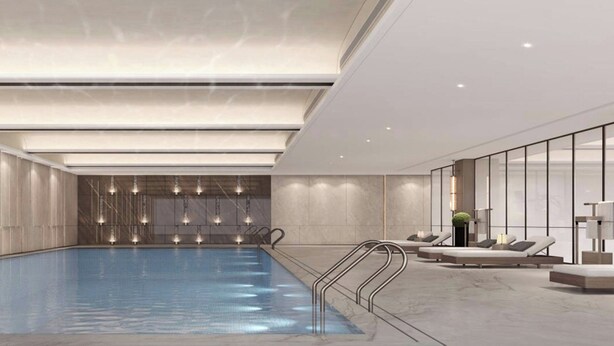 Une piscine intérieure moderne avec une vue dégagée sur le plafond, un espace détente avec des sièges et une grande fenêtre.