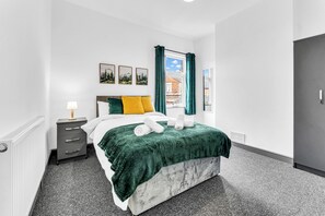 Een strijkplank/strijkijzer, wifi, beddengoed
