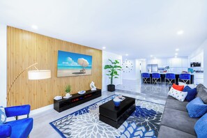 Smart-TV, Tischtennisplatte, Bücher