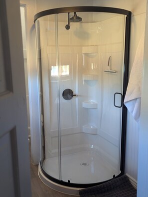 Dusche, Handtücher, Seife, Toilettenpapier