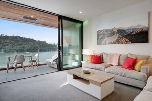 TV - Hobsonville 2BR Waterfront Gem with Water Views (Auckland West)