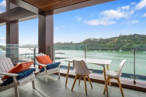 Outdoor dining - Hobsonville 2BR Waterfront Gem with Water Views (Auckland West)