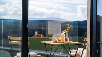 Comfort-Apartment, Bergblick | Speisen im Freien