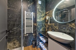 Ducha, secador de pelo, pantuflas, toallas