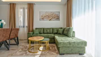 Comfort appartement, uitzicht op bergen | Woonruimte | Een 40-inch lcd-televisie met digitale zenders