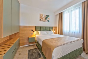 Appartamento Comfort, vista montagna | Una cassaforte in camera, una scrivania, tende oscuranti