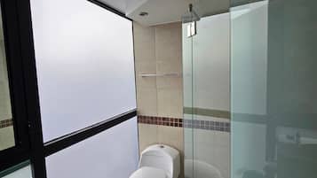 Dusche, Regendusche, kostenlose Toilettenartikel, Handtücher