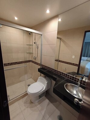 Shower, rainfall showerhead, free toiletries, towels - Hotel Kavia Lagunilla CDMX (Mexico City)