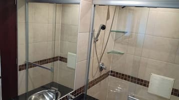 Regadera, regadera tipo lluvia, amenidades de baño gratuitas, toallas