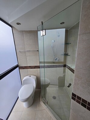 Shower, rainfall showerhead, free toiletries, towels - Hotel Kavia Lagunilla CDMX (Mexico City)