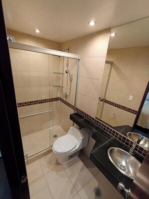Standard-Doppelzimmer | Badezimmer | Dusche, kostenlose Toilettenartikel, Handtücher, Seife