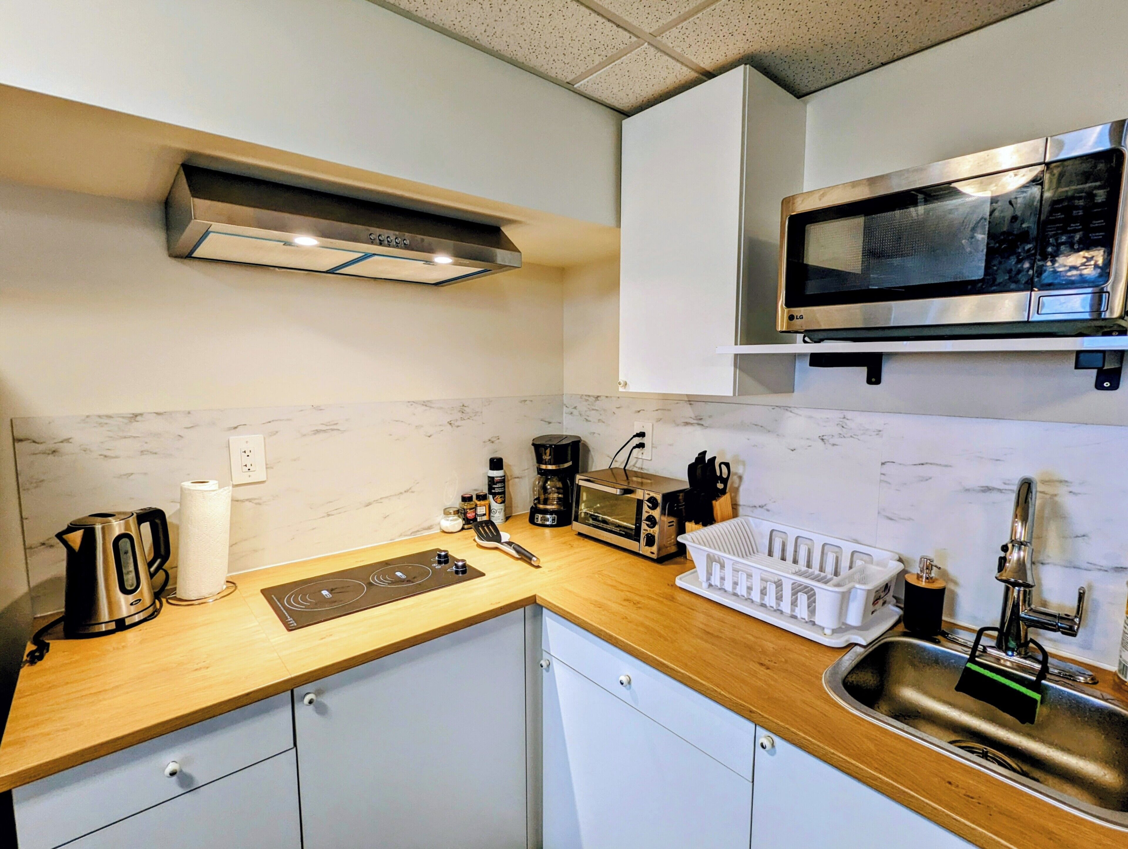 Réfrigérateur, micro-ondes, plaque de cuisson, cafetière/bouilloire
