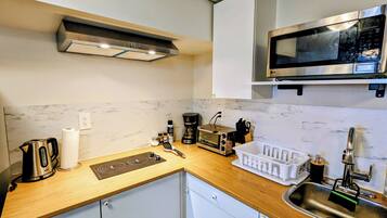 Réfrigérateur, micro-ondes, plaque de cuisson, cafetière/bouilloire