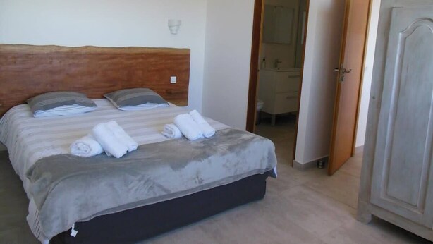 Bügeleisen/Bügelbrett, Reisekinderbett, WLAN, Bettwäsche