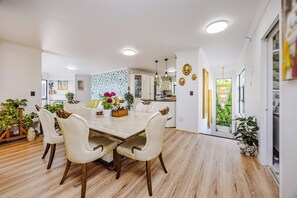 Dining - Spacious 5BR Holiday Home Near Manukau (Goodwood Hights)