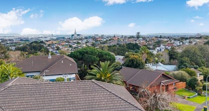 Spacious 5BR Holiday Home Near Manukau