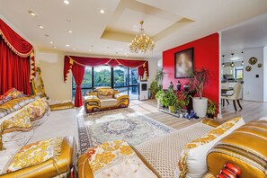 Living area - Spacious 5BR Holiday Home Near Manukau (Goodwood Hights)