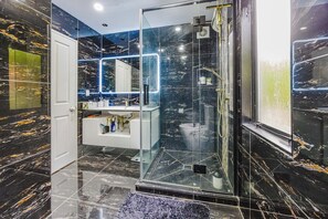 Bathroom - Spacious 5BR Holiday Home Near Manukau (Goodwood Hights)