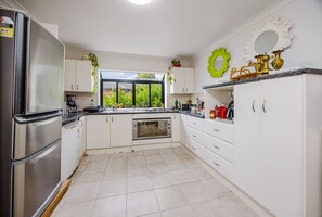 Private kitchen - Spacious 5BR Holiday Home Near Manukau (Goodwood Hights)