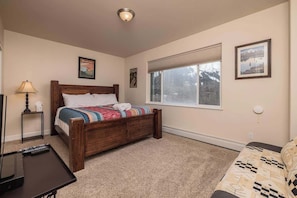 Iron/ironing board, travel cot, WiFi, bed sheets