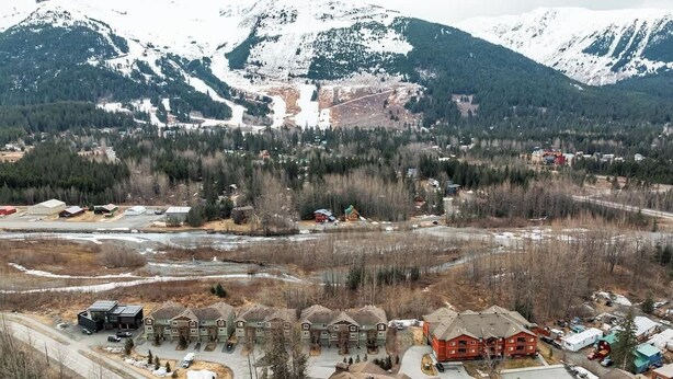 A residential area with houses, a road, and a river. - Girdwood Mountain Basecamp-Sleeps 7-Near Alyeska (Anchorage)